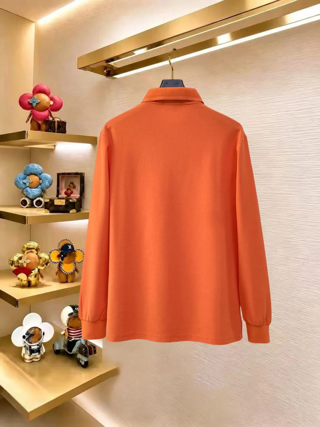 Hermès New Arrival long-sleeved Polo shirt, original fabric, official Same Style, made of 260g pure cotton pique fabric, custom-made in the same vat, feels very comfortable and smooth, very wide and stylish, produced by a first-line brand factory, imported Behringer embroidery machine, embroidery is full and textured, collar and collar ribs are woven with imported yarn, does not deform after long-term wear, the most New Arrival style in autumn and winter, fashionable and individual, super Versatile and good-looking Very suitable for both men and women. A must-have item for everyone. Size: M-XXXL